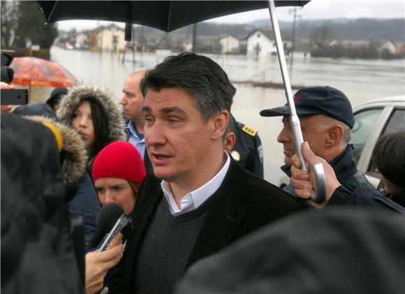 Premijer Milanović obišao poplavom ugrožena područja oko Karlovca