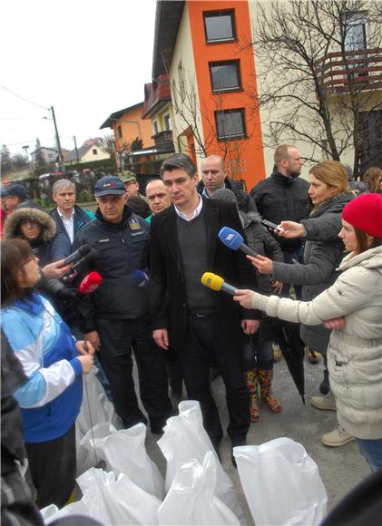 Premijer Milanović obišao poplavom ugrožena područja oko Karlovca