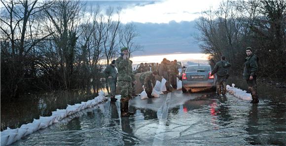 Vojska pomaže Letovaniću u obrani od poplave