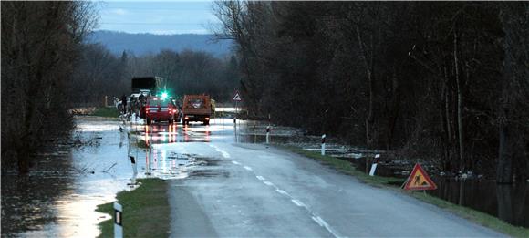 Vojska pomaže Letovaniću u obrani od poplave