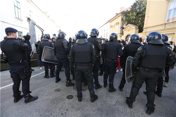 Na zagrebačkom prosvjedu 12 privedenih 