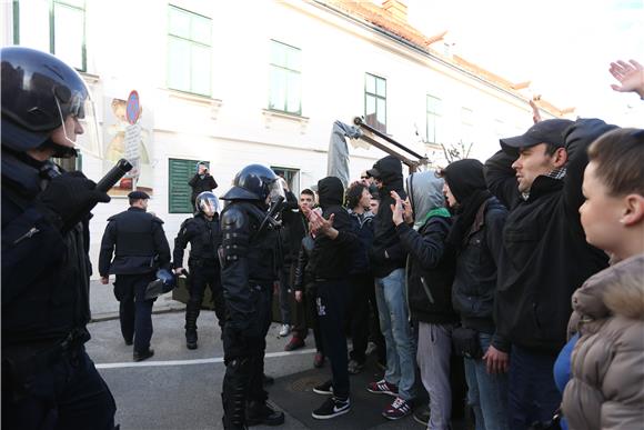 Na zagrebačkom prosvjedu 12 privedenih 