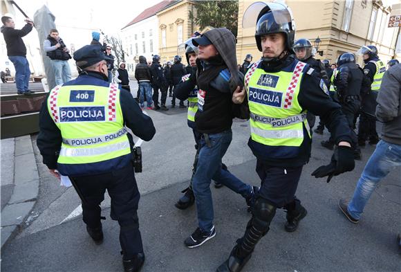 Na zagrebačkom prosvjedu 12 privedenih 