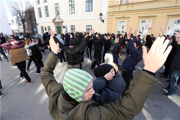 Na zagrebačkom prosvjedu 12 privedenih 