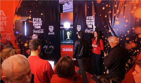 U Muzeju suvremene umjetnosti otvorena putujuća izložba s izvornim FIFA-inim trofejem Svjetskog nogometnog prvenstva 