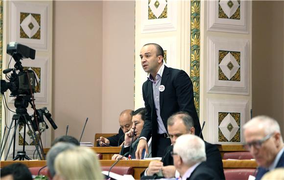 Saborski klubovi traže raspravu o ćirilici i raspisivanju referenduma