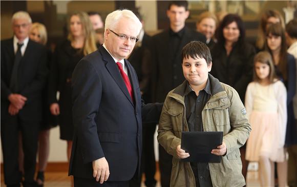 Josipović posmrtno odlikovao 37 pirotehničara