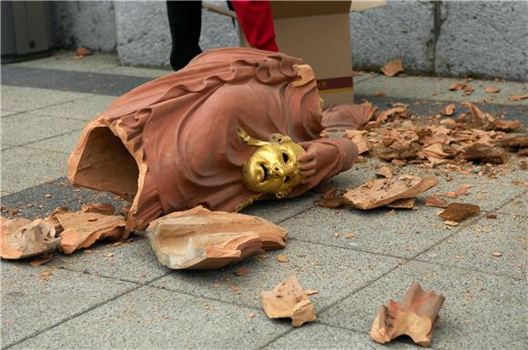 Zdrobljena skulptura muze ispred karlovačkoga 'Zorin doma'