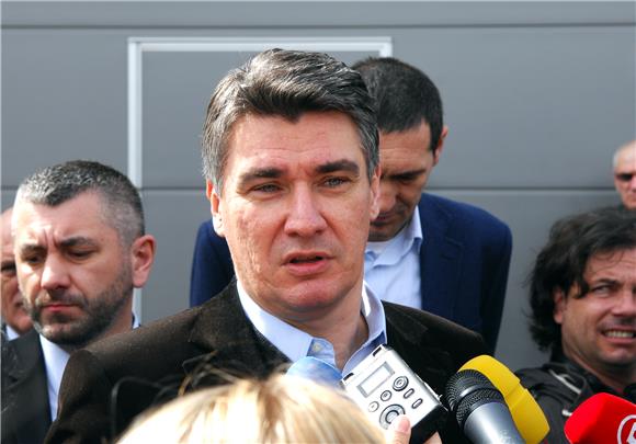 Premijer Milanović posjetio HS Produkt