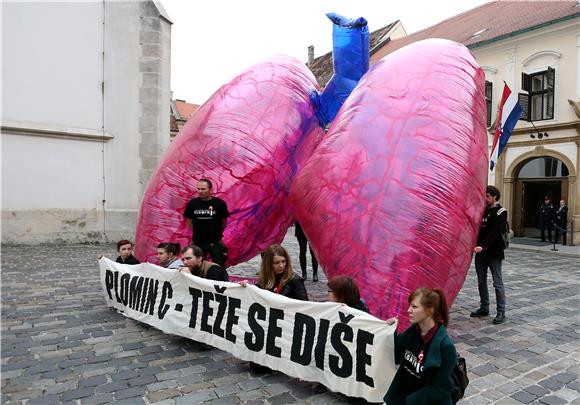 Pred Banskim dvorima prosvjedna akcija 'Plomin C - teže se diše'