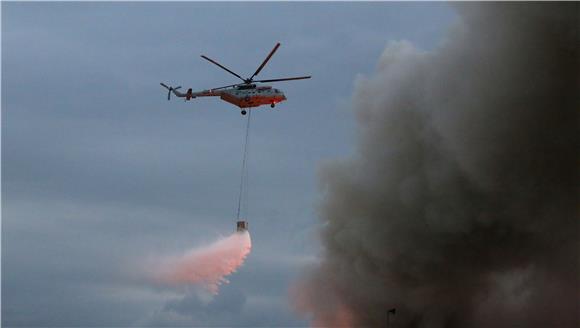 MORH: vojni helikopter u 40 letova izbacio 74 tone vode gaseći požar na Jankomiru