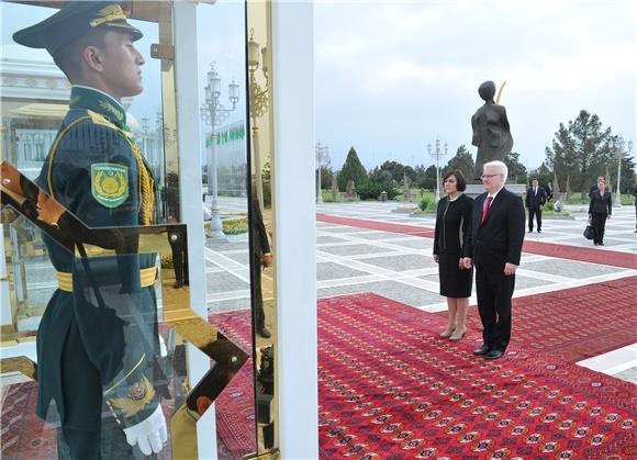 Josipović obišao mauzolej Saparmurata Nijazova 