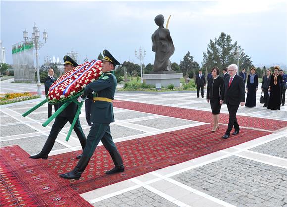 Josipović obišao mauzolej Saparmurata Nijazova 