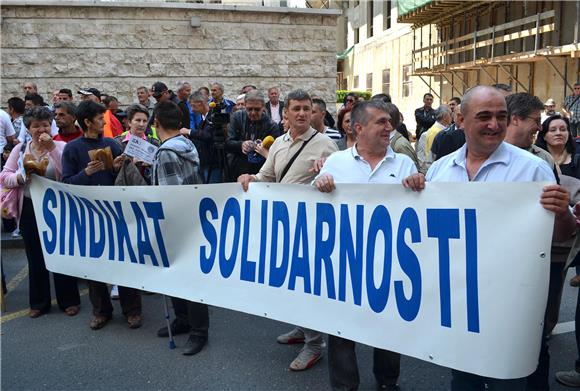 Prosvjednici pred parlamentom FBiH tražili ostavku vlade