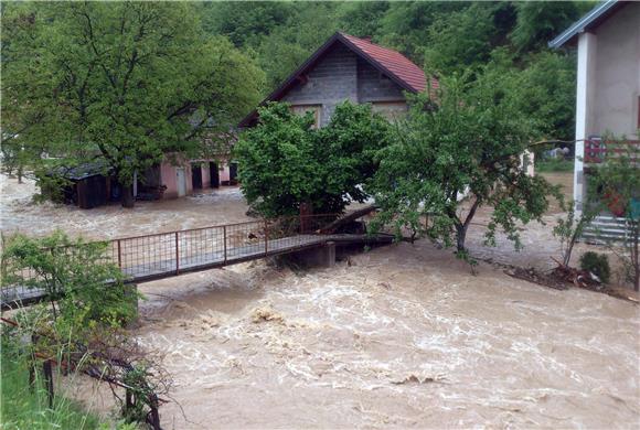 U dijelovima BiH vodostaji u opadanju, stanje i dalje teško