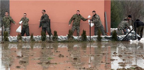 Pripadnici OS RH i HGSS-a pomažu na poplavom ugroženim područjima u Hrvatskoj i BiH