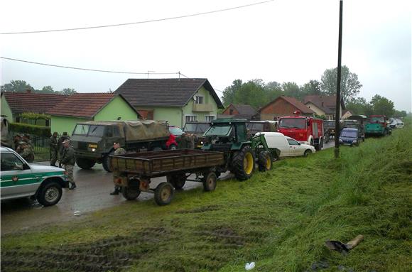 Pripadnici OS RH i HGSS-a pomažu na poplavom ugroženim područjima u Hrvatskoj i BiH