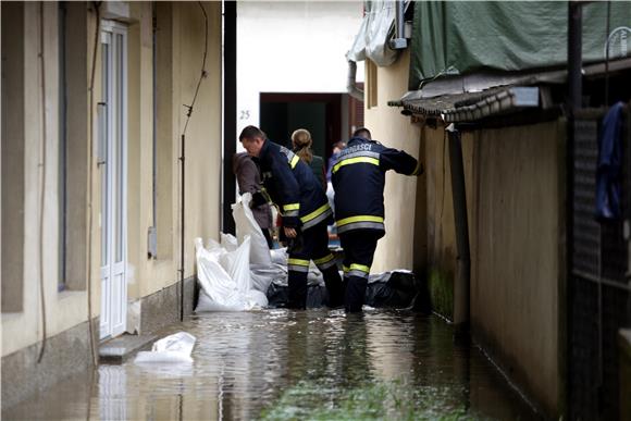 Vodostaj Une u opadanju iako još mnogo kuća pod vodom