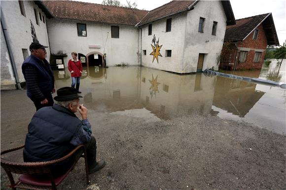 Vodostaj Une u opadanju iako još mnogo kuća pod vodom