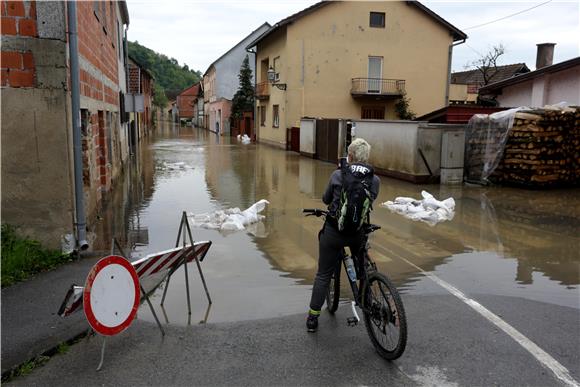 Vodostaj Une u opadanju iako još mnogo kuća pod vodom