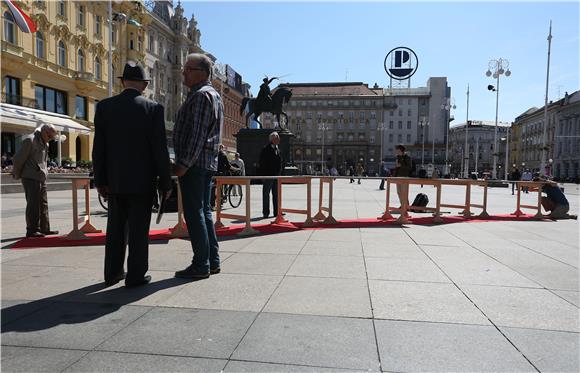 Javna instalacija 'ZAVNOH'  na Trgu bana Josipa Jelačića