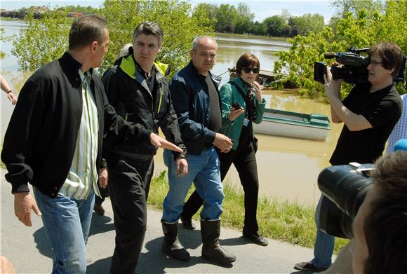 Premijer Milanović posjetio poplavljena područja u Brodsko-posavskoj županiji