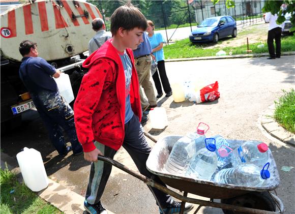 Srbija: evakuacija u Obrenovcu, Sava i dalje prijeti, nasipi za sada odolijevaju