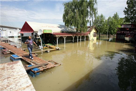 Srbija: evakuacija u Obrenovcu, Sava i dalje prijeti, nasipi za sada odolijevaju