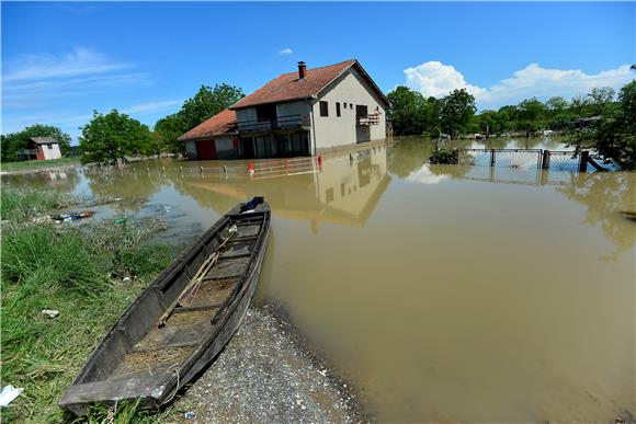 Srbija: evakuacija u Obrenovcu, Sava i dalje prijeti, nasipi za sada odolijevaju