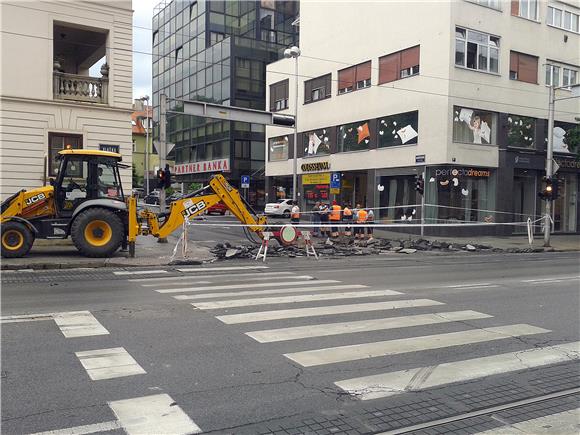 Pukla odvodna cijev u Vončininoj ulici u Zagrebu