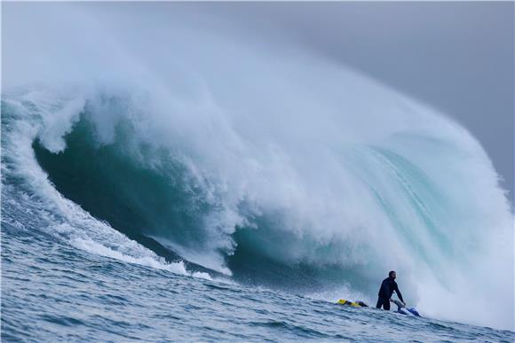 SOUTH AFRICA BIG WAVE SURFING