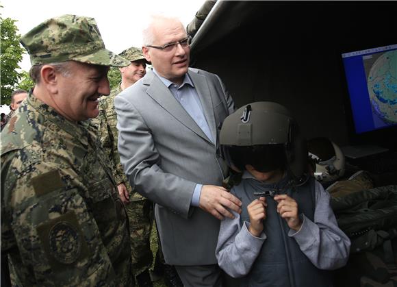 Predsjednik Josipović na Jarunu obišao zbor opreme i naoružanja postrojbi OSRH