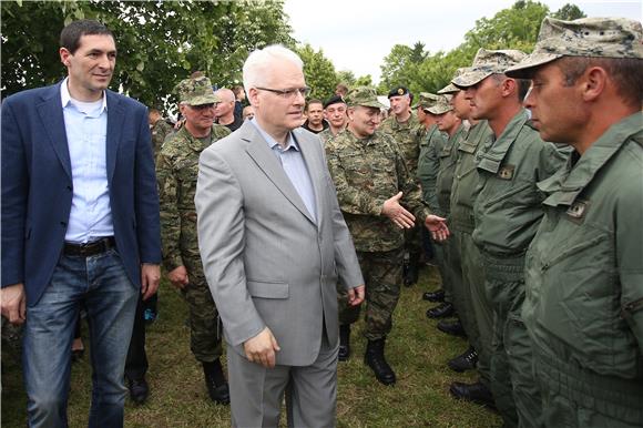 Predsjednik Josipović na Jarunu obišao zbor opreme i naoružanja postrojbi OSRH