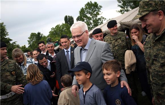 Predsjednik Josipović na Jarunu obišao zbor opreme i naoružanja postrojbi OSRH