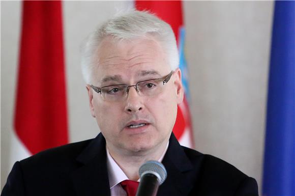 Josipović ne putuje na otvorenje SP u nogometu