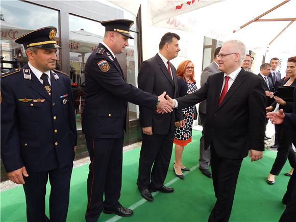 Josipović: ponosan sam na hrvatsko vatrogastvo