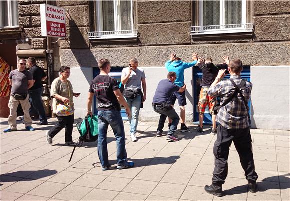 Zagreb Pride 2014, pripadnici policije udaljili sumnjive osobe