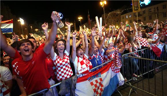 Slavlje na Trgu bana Jelačića tijekom utakmice Hrvatska - Kamerun