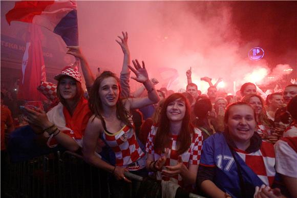 Slavlje na Trgu bana Jelačića tijekom utakmice Hrvatska - Kamerun