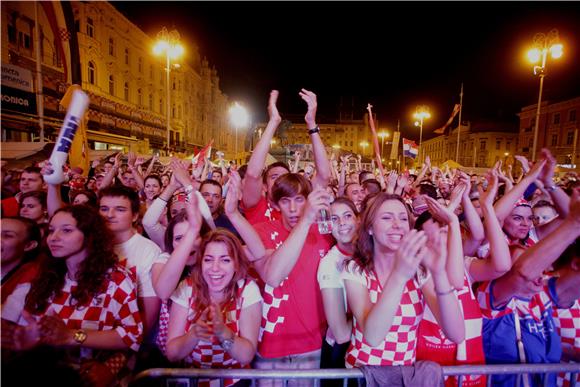 Slavlje na Trgu bana Jelačića tijekom utakmice Hrvatska - Kamerun