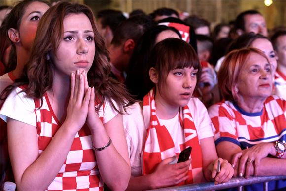 Slavlje na Trgu bana Jelačića tijekom utakmice Hrvatska - Kamerun