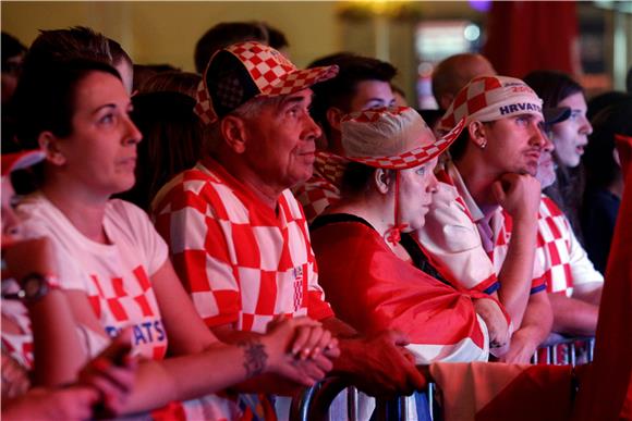 Slavlje na Trgu bana Jelačića tijekom utakmice Hrvatska - Kamerun