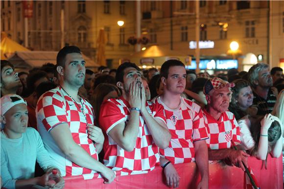 SP Brazil: Zagrepčani na Jelačićevom trgu prate utakmicu Hrvatska - Meksiko