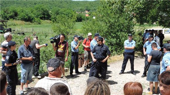 Policija privela 23 osobe koje su pokušale spriječiti deložaciju kninske obitelji