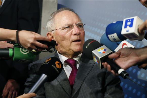 Schaeuble brani Junckera od kritika da pije