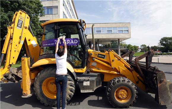 Aktivisti stranke Za Grad dovezli bager ispred Gradske uprave