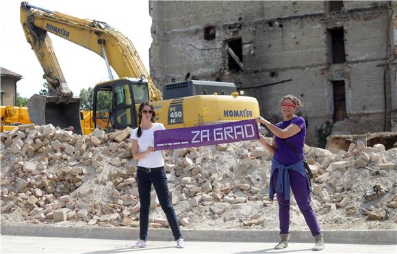 Aktivisti stranke Za Grad dovezli bager ispred Gradske uprave