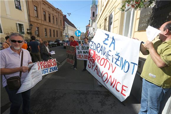 Prosvjed protiv spalionice ispred Gradske skupštine