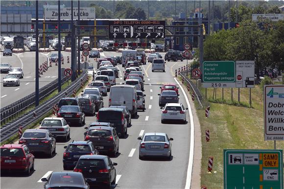 HAK: Pojačan promet na većini cesta i graničnim prijelazima