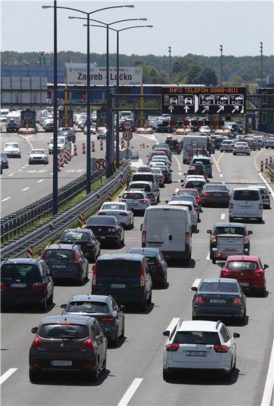 HAK: Pojačan promet na većini cesta i graničnim prijelazima